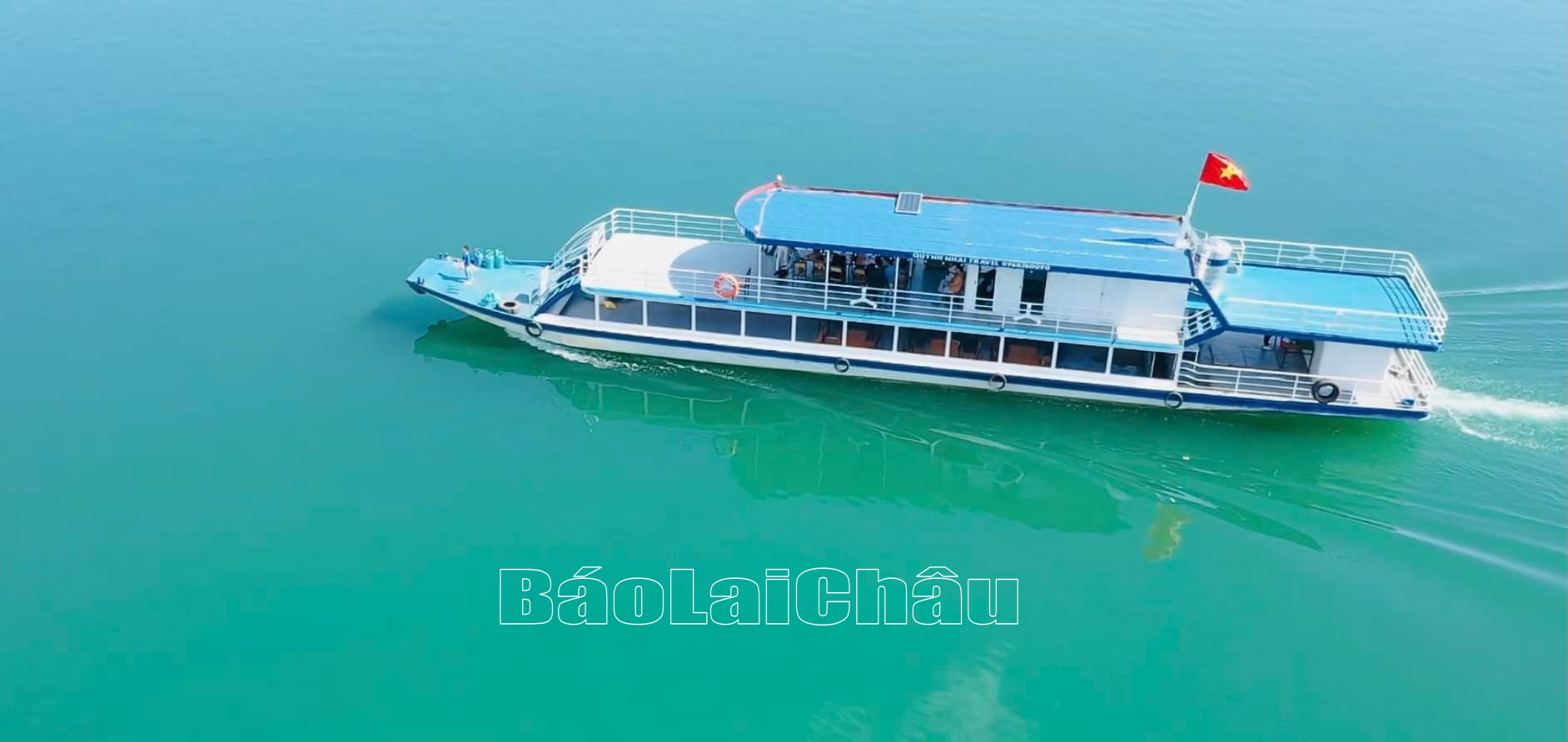 Du thuyền trên lòng hồ Thủy điện Sơn La.